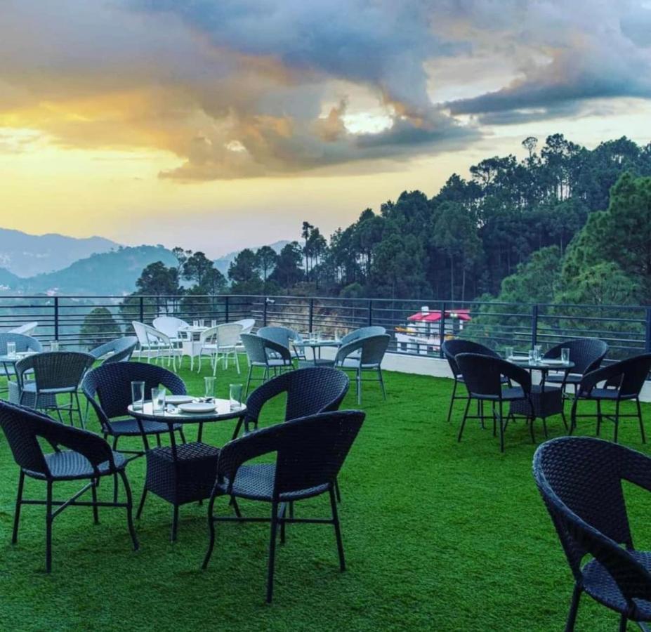 Hills Accomodation Kasauli Bagian luar foto
